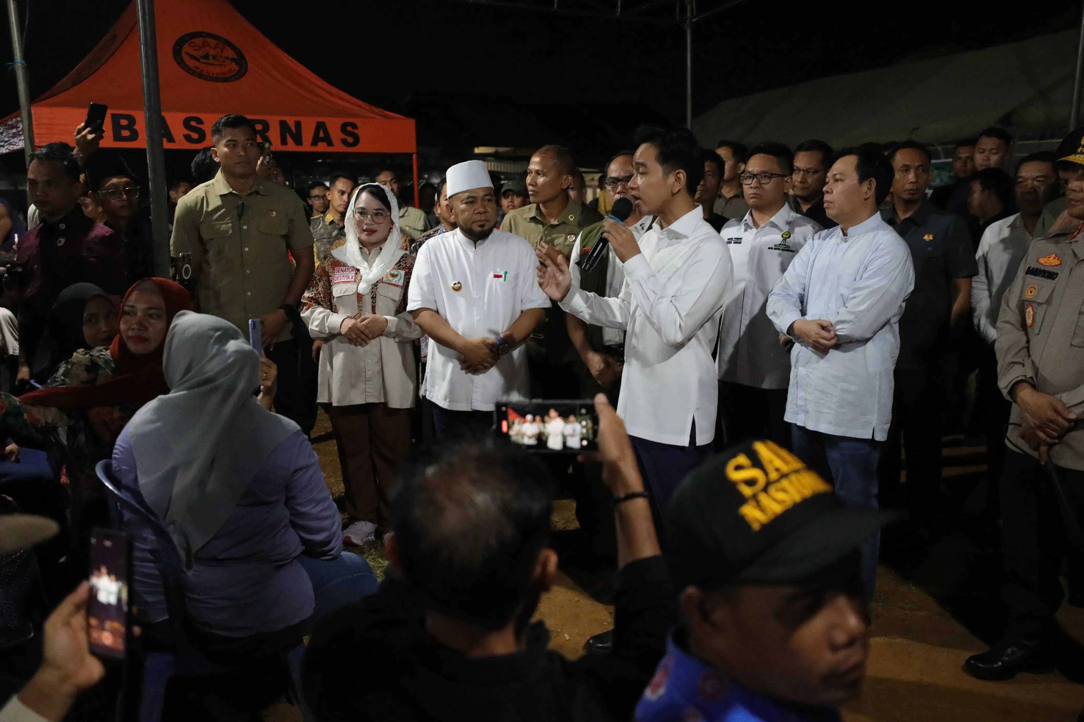 Wapres Gibran Serahkan Dana Stimulan BNPB Kepada Warga Terdampak Gempabumi M 6.0